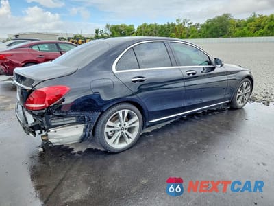 Trzecie zdjęcie samochodu z tyłu: 2018 MERCEDES-BENZ C 300 VIN:55SWF4JB6JU280296 - miniatura