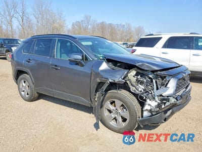 Czwarte zdjęcie samochodu z boku: 2023 TOYOTA RAV4 XLE VIN:2T3P1RFV5PW376461 - miniatura