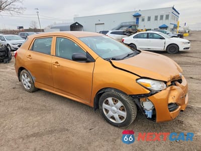 Czwarte zdjęcie samochodu z boku: 2009 TOYOTA MATRIX BASE VIN:2T1KU40E29C008216 - miniatura