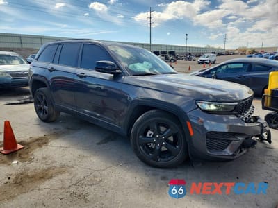 Czwarte zdjęcie samochodu z boku: 2024 JEEP GRAND CHEROKEE LAREDO VIN:1C4RJHAG3RC104864 - miniatura