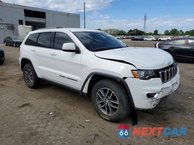 Czwarte zdjęcie samochodu z boku: 2018 JEEP GRAND CHEROKEE LAREDO VIN:1C4RJFAG0JC303489 - miniatura