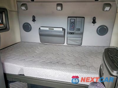 Zdjęcie 6 z 10 samochodu: 2021 VOLVO VNL SEMI TRUCK VIN:4V4NC9EJXMN262947 - miniatura