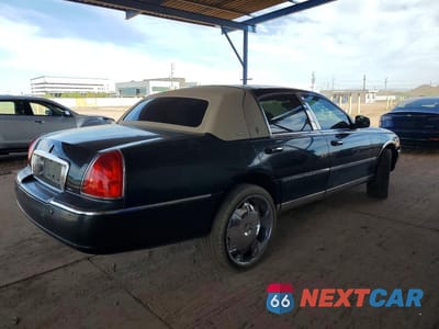 Trzecie zdjęcie samochodu z tyłu: 2003 LINCOLN TOWN CAR SIGNATURE VIN:1LNHM82W43Y655481 - miniatura