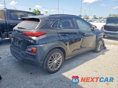 Trzecie zdjęcie samochodu z tyłu: 2018 HYUNDAI KONA SEL VIN:KM8K22AAXJU161595 - miniatura