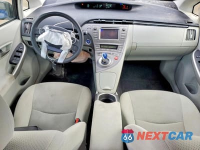 Zdjęcie 8 z 12 samochodu: 2015 TOYOTA PRIUS TWO VIN:JTDKN3DU8F1918705 - miniatura