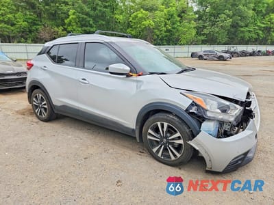 Czwarte zdjęcie samochodu z boku: 2018 NISSAN KICKS SV VIN:3N1CP5CU0JL526382 - miniatura
