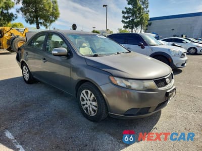 Czwarte zdjęcie samochodu z boku: 2010 KIA FORTE EX VIN:KNAFU4A27A5165387 - miniatura