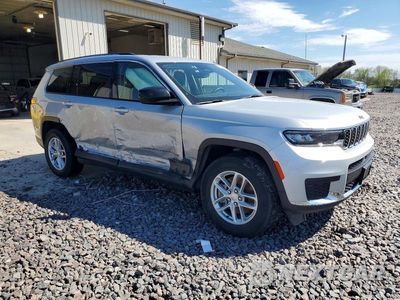 Czwarte zdjęcie samochodu z boku: 2023 JEEP GRAND CHEROKEE L LAREDO VIN:1C4RJKAG6P8894089 - miniatura