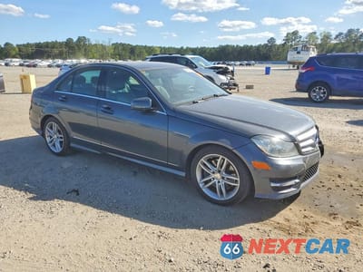 Czwarte zdjęcie samochodu z boku: 2013 MERCEDES-BENZ C 300 4MATIC VIN:WDDGF8AB4DG119541 - miniatura