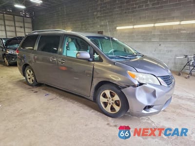 Czwarte zdjęcie samochodu z boku: 2012 TOYOTA SIENNA LE VIN:5TDKK3DC7CS178188 - miniatura