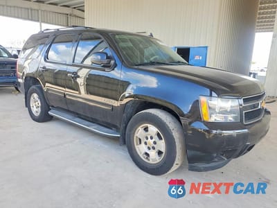 Czwarte zdjęcie samochodu z boku: 2013 CHEVROLET TAHOE C1500 LT VIN:1GNSCBE02DR252488 - miniatura