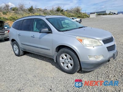 Czwarte zdjęcie samochodu z boku: 2010 CHEVROLET TRAVERSE LS VIN:1GNLVEEDXAS109215 - miniatura