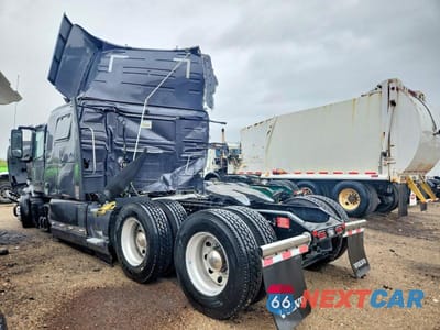 Trzecie zdjęcie samochodu z tyłu: 2023 VOLVO VNL SEMI TRUCK VIN:4V4NC9EH6PN609739 - miniatura