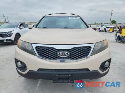 Piąte zdjęcie samochodu w środku: 2012 KIA SORENTO LX VIN:5XYKT4A64CG210240 - miniatura
