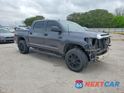 Czwarte zdjęcie samochodu z boku: 2018 TOYOTA TUNDRA SR5 VIN:5TFDW5F11JX775977 - miniatura