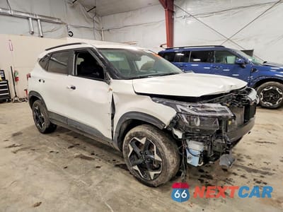 Czwarte zdjęcie samochodu z boku: 2025 KIA SELTOS EX VIN:KNDERCAA5S7732414 - miniatura
