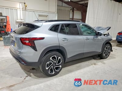 Trzecie zdjęcie samochodu z tyłu: 2024 CHEVROLET TRAX 2RS VIN:KL77LJE25RC184026 - miniatura