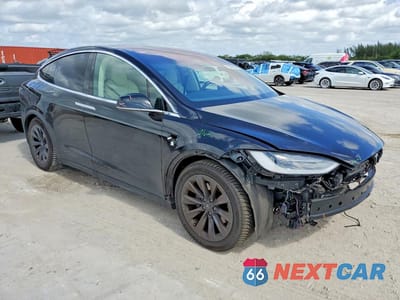 Czwarte zdjęcie samochodu z boku: 2018 TESLA MODEL X VIN:5YJXCAE28JF102333 - miniatura