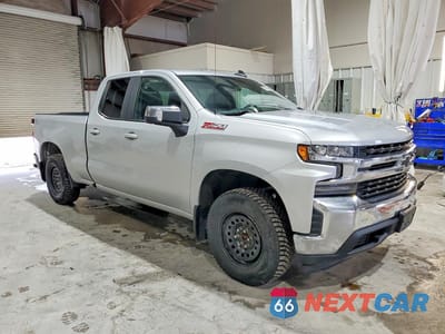 Czwarte zdjęcie samochodu z boku: 2020 CHEVROLET SILVERADO K1500 LT VIN:1GCRYDED5LZ360917 - miniatura
