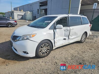2014 TOYOTA SIENNA XLE 8-PASSENGER 5TDYK3DC9ES490056 - główne zdjęcie licytacji z USA - miniatura
