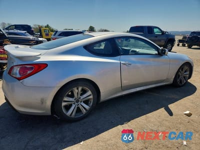 Trzecie zdjęcie samochodu z tyłu: 2010 HYUNDAI GENESIS COUPE 3.8L VIN:KMHHU6KH1AU011687 - miniatura