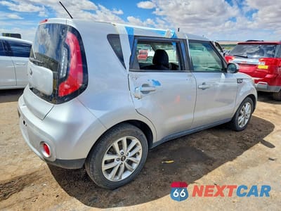 Trzecie zdjęcie samochodu z tyłu: 2018 KIA SOUL + VIN:KNDJP3A5XJ7509114 - miniatura