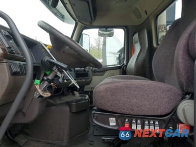 Piąte zdjęcie samochodu w środku: 2018 VOLVO VNL SEMI TRUCK VIN:4V4N39TG8JN892808 - miniatura