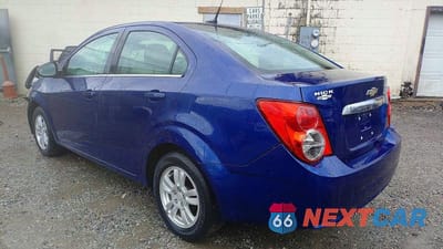 Trzecie zdjęcie samochodu z tyłu: 2013 CHEVROLET SONIC LT VIN:1G1JC5SG6D4194222 - miniatura