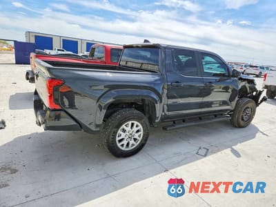 Trzecie zdjęcie samochodu z tyłu: 2025 TOYOTA TACOMA SR5 VIN:3TYKB5FN7ST029972 - miniatura
