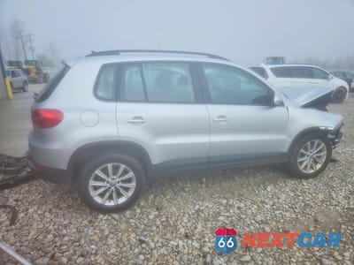 Trzecie zdjęcie samochodu z tyłu: 2018 VOLKSWAGEN TIGUAN LIMITED VIN:WVGBV7AX3JK002891 - miniatura