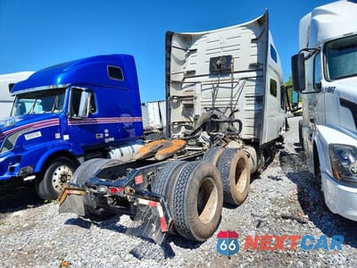 Czwarte zdjęcie samochodu z boku: 2020 VOLVO VNL SEMI TRUCK VIN:4V4NC9EH3LN263711 - miniatura