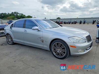 Czwarte zdjęcie samochodu z boku: 2008 MERCEDES-BENZ S 550 VIN:WDDNG71X28A196489 - miniatura