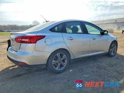 Trzecie zdjęcie samochodu z tyłu: 2018 FORD FOCUS SE VIN:1FADP3FE8JL210269 - miniatura