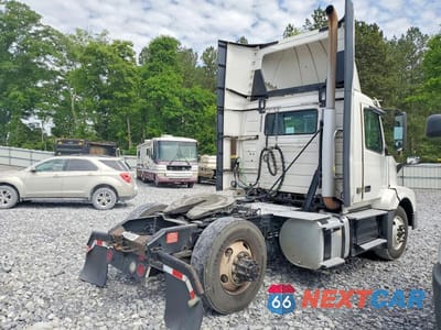 Czwarte zdjęcie samochodu z boku: 2017 VOLVO VNL SEMI TRUCK VIN:4V4N39TG3HN988064 - miniatura