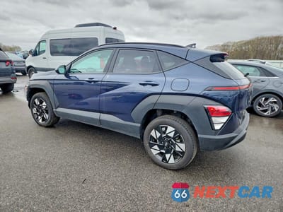 Drugie zdjęcie samochodu z przodu: 2025 HYUNDAI KONA SEL VIN:KM8HBCAB8SU275282 - miniatura