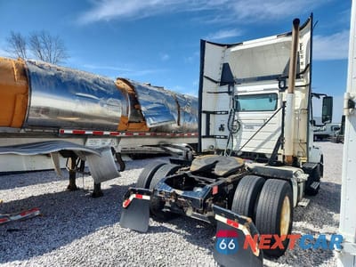 Czwarte zdjęcie samochodu z boku: 2018 VOLVO VNL SEMI TRUCK VIN:4V4N39TG9JN892705 - miniatura