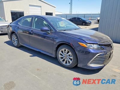 Czwarte zdjęcie samochodu z boku: 2021 TOYOTA CAMRY LE VIN:4T1C11AK9MU572601 - miniatura