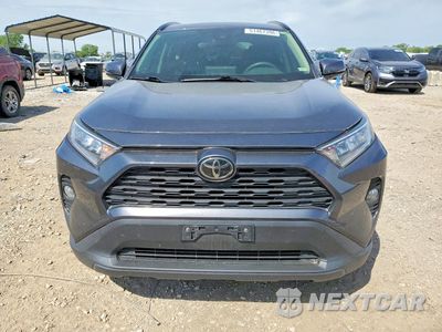 Piąte zdjęcie samochodu w środku: 2019 TOYOTA RAV4 XLE VIN:JTMP1RFV2KD011760 - miniatura