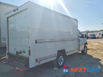 Trzecie zdjęcie samochodu z tyłu: 2022 GMC SAVANA BOX TRUCK VIN:1GD07RFP1N1174905 - miniatura