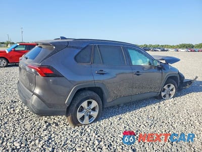 Trzecie zdjęcie samochodu z tyłu: 2021 TOYOTA RAV4 XLE VIN:2T3W1RFV1MC154153 - miniatura