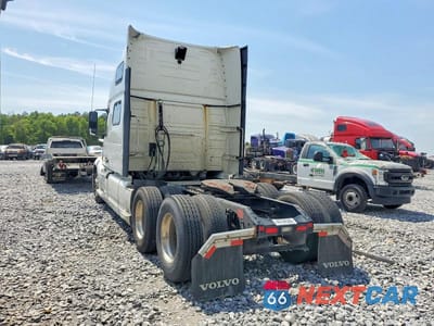 Trzecie zdjęcie samochodu z tyłu: 2020 VOLVO VNL SEMI TRUCK VIN:4V4NC9EH1LN226429 - miniatura