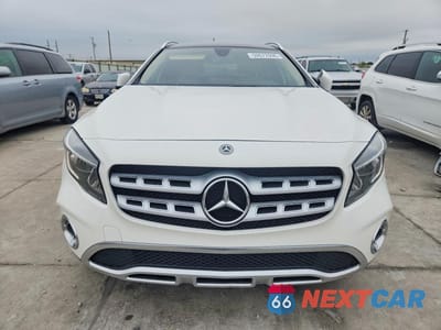 Piąte zdjęcie samochodu w środku: 2019 MERCEDES-BENZ GLA 250 VIN:WDCTG4EB3KU016631 - miniatura