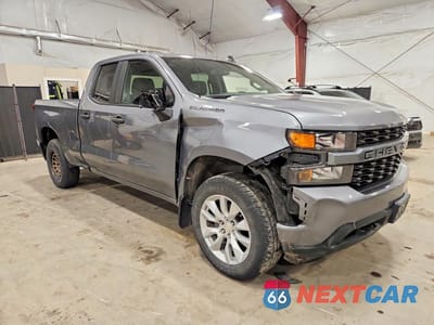 Czwarte zdjęcie samochodu z boku: 2021 CHEVROLET SILVERADO K1500 CUSTOM VIN:1GCRYBEK8MZ277549 - miniatura