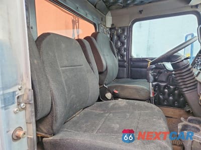 Zdjęcie 6 z 10 samochodu: 2005 KENWORTH CONSTRUCTI - SEMI TRUCK VIN:1XKDA07X55R103374 - miniatura