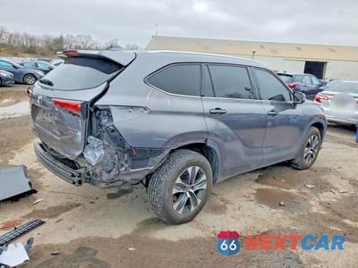 Trzecie zdjęcie samochodu z tyłu: 2021 TOYOTA HIGHLANDER XLE VIN:5TDGZRBH6MS096649 - miniatura
