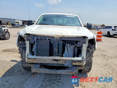 Piąte zdjęcie samochodu w środku: 2018 NISSAN TITAN XD SV VIN:1N6AA1F42JN512720 - miniatura