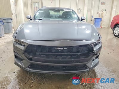 Piąte zdjęcie samochodu w środku: 2025 FORD MUSTANG VIN:1FA6P8TH6S5102842 - miniatura