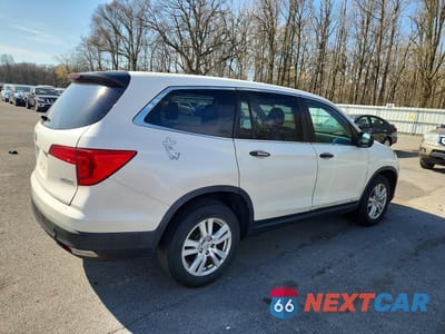 Trzecie zdjęcie samochodu z tyłu: 2018 HONDA PILOT LX VIN:5FNYF6H13JB022269 - miniatura