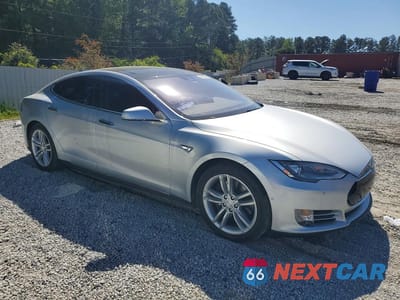 Trzecie zdjęcie samochodu z tyłu: 2015 TESLA MODEL S 85 VIN:5YJSA1H19FFP78672 - miniatura
