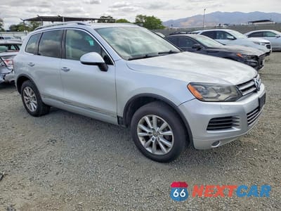 Czwarte zdjęcie samochodu z boku: 2013 VOLKSWAGEN TOUAREG V6 VIN:WVGEF9BP8DD001636 - miniatura
